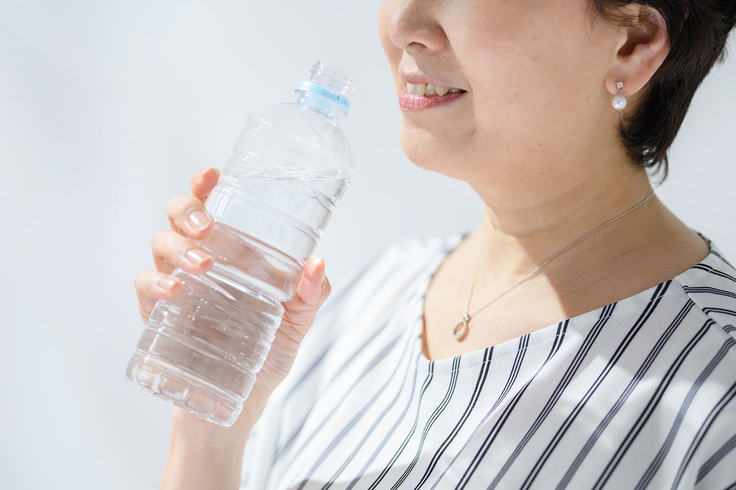 水を飲む女性